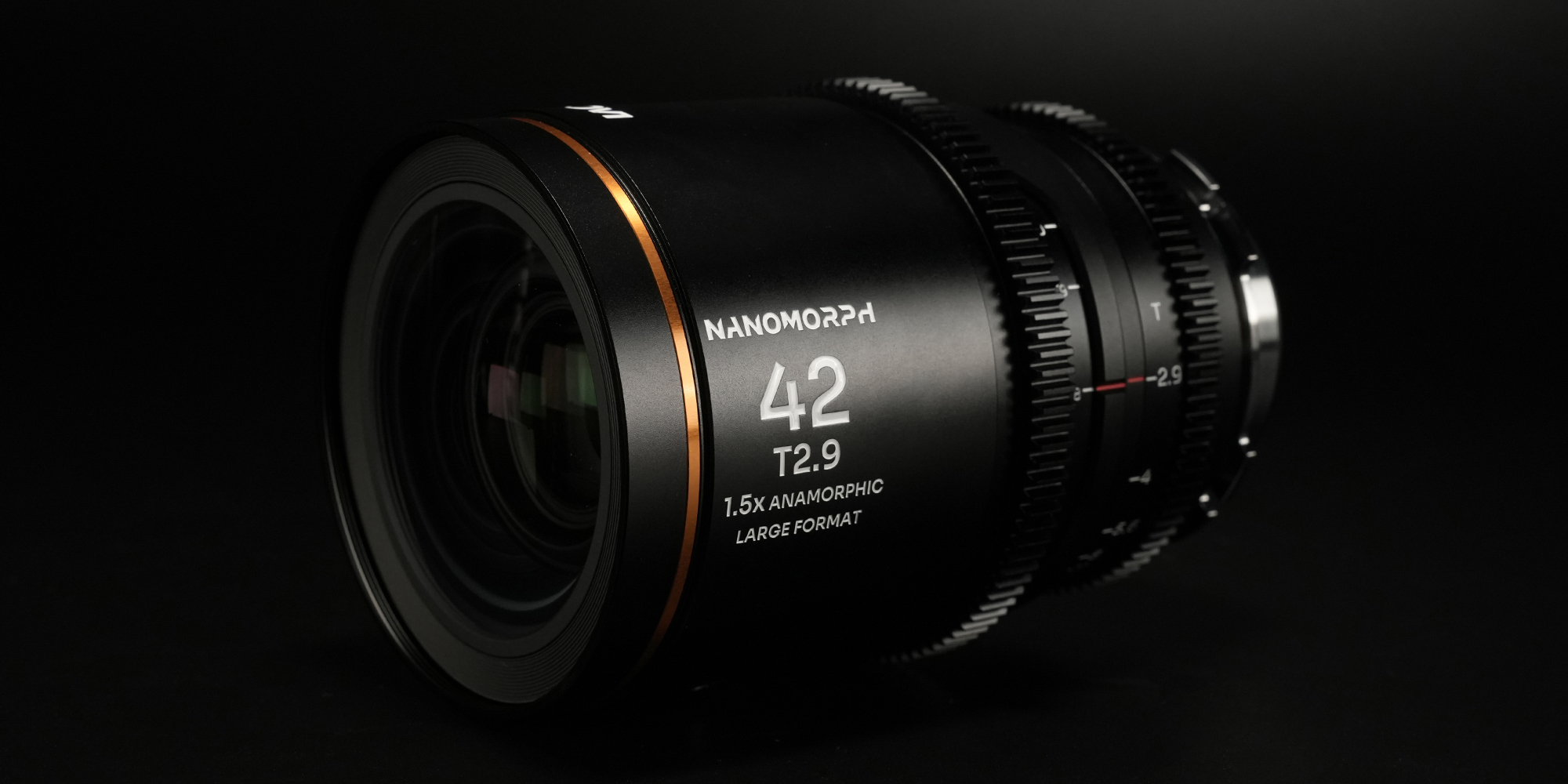 Obiektyw Laowa Nanomorph 42 mm T2,9 1,5x LF Amber do Arri PL / Canon EF zdjęcie produktowe na czarnym tle